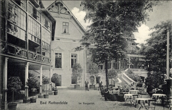 Ak Bad Rothenfelde am Teutoburger Wald,  Im Kurgarten, Gebäudekomplex, Gartenmöbel