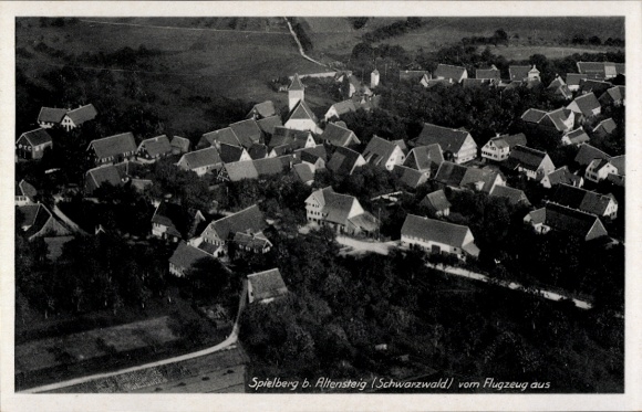 Ak Spielberg Altensteig im Schwarzwald, Luftaufnahme, Landschaft, Kirchgebäude, Wohnhäuser, Schwa