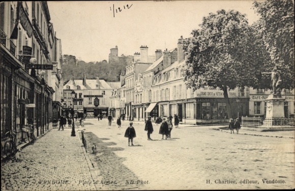 Postcard Vendôme Loir et Cher, Place Armes, street view, people, shops, café
