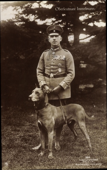 Postcard Oberleutnant Immelmann with dog Tyras, portrait