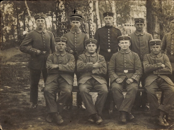 Ak Eilenburg an der Mulde, Soldaten einer Einheit posieren vor Bäumen.