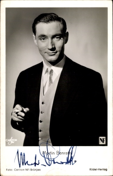 Postcard actor Martin Benrath, portrait with cigarette, autograph