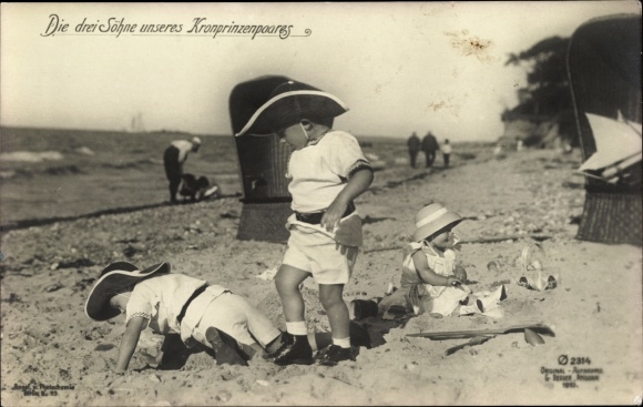 Ak Die drei Söhne des deutschen Kronprinzenpaares, Urlaub am Strand, PH 2314