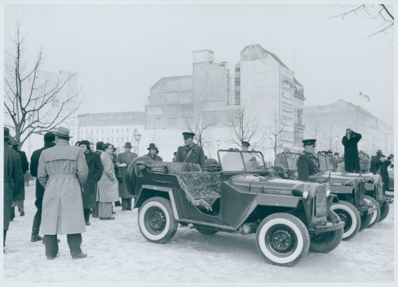 Photo Berlin, Bert Sass, four-party conference 1954, Russian soldiers at off-road vehicles
