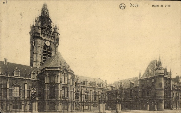 Ak Douai Nord, Rathaus, markante Uhrenturm, alte Architektur