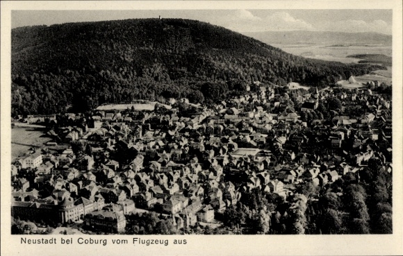 Ak Neustadt bei Coburg Oberfranken, Luftaufnahme von Neustadt, Häuser, Wäldern, Flugzeugsicht