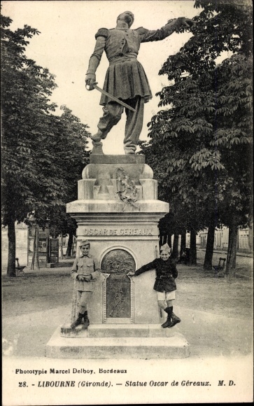 Ak Libourne Gironde, Statue Oscar de Gereaux, Jungen in Uniformen