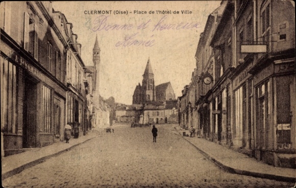 Ak Clermont Oise, Platz vor dem Hotel de Ville, Stadtbild, Kathedrale im Hintergrund