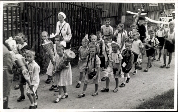 Foto Ak Kleinneuschönberg Olbernhau im Erzgebirge, Einschulung Kinder