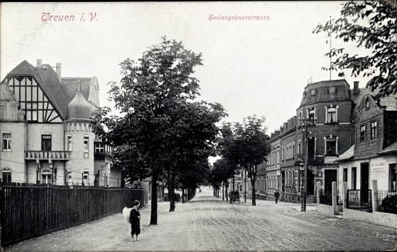 Postcard Treuen in Vogtland Saxony, view of Herlasgrüner Straße, passers-by, avenue