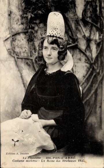 PC Pont l'Abbé Finistère, young woman in traditional costume, portrait