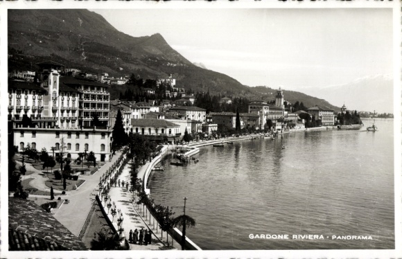 Ak Gardone Riviera Lago di Garda Lombardia, Panorama von  Sicht auf den See, umliegende Berge, Ge