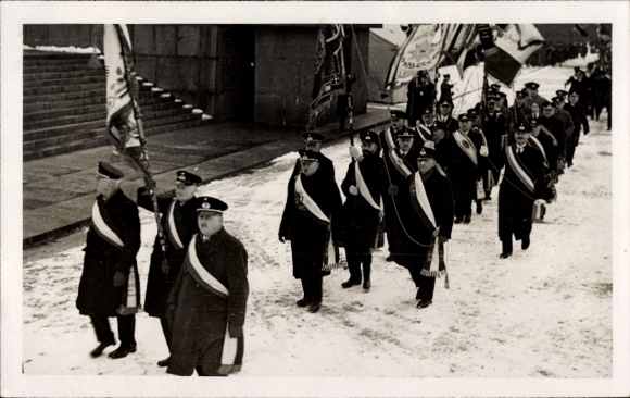 Photo Postcard Leipzig, marching men in uniforms, standard, flags