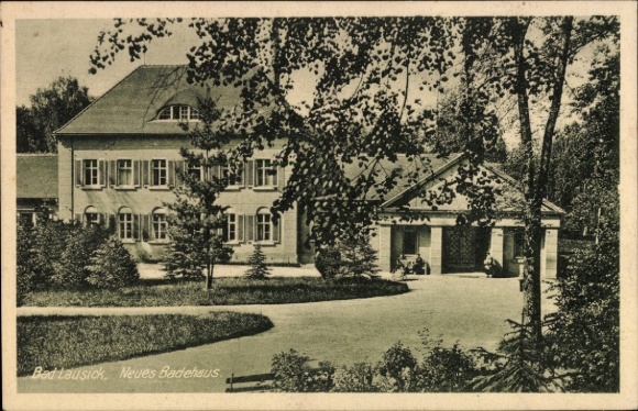 Ak Bad Lausick in Sachsen, Neues Badehaus,  Gebäude mit Fenstern, Bäume im Vordergrund