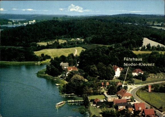 Ak Nieder-Kleveez Plön in Holstein, Landschaft mit Wasser, Fährhaus, Wälder, Häuser, malerisch...
