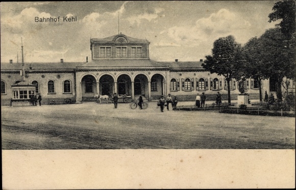 Ak Kehl am Rhein Ortenaukreis Baden Württemberg, Blick auf den Bahnhof, Straßenseite