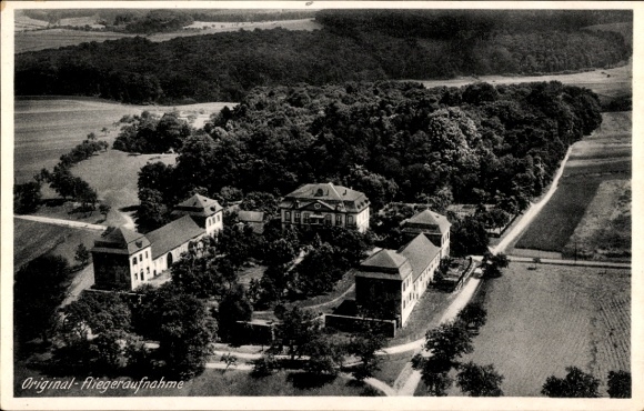 Ak Weilburg an der Lahn Hessen, Luftaufnahme eines Gebäudekomplexes, umgeben von Bäumen und Felde