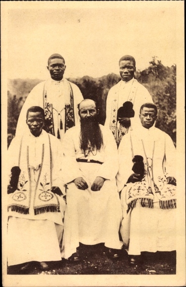 Postcard Loango Französisch Kongo, Monsignor Friteau and four native priests