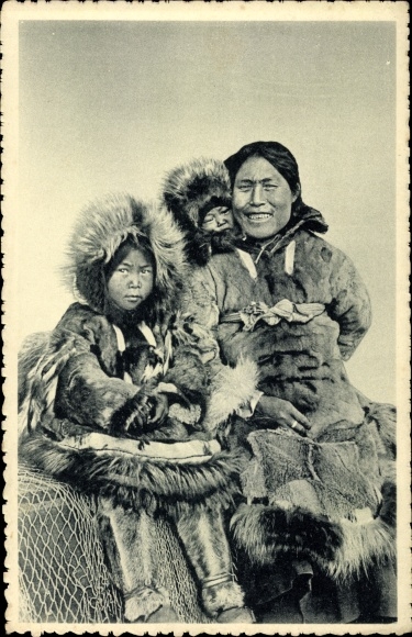 Postcard Alaska USA, A Christian from the Arctic Ocean and her two children, Eskimo Familie