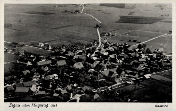 Ak Legau in Schwaben Unterallgäu, Luftaufnahme von  Felder, Häuser, Kirche, Kosmos