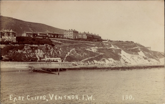 Ak Ventnor Isle of Wight England, Blick auf die East Cliffs, Ventnor, Küste, See, alte 