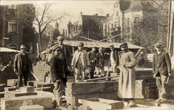 Photo Postcard Dresden Pieschen, Wilder-Mann-Straße, workers on a construction site, construction workers, 1926