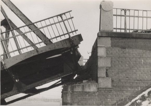 Original photo Berlin Neukölln, destroyed bridge over the Teltow Canal (Späthstraße), 1945/46