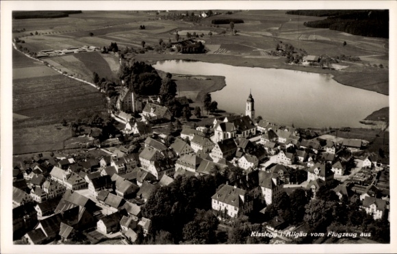 Ak Kißlegg im Allgäu, Luftaufnahme von  Landschaft, Häuser, Kirche, Natur