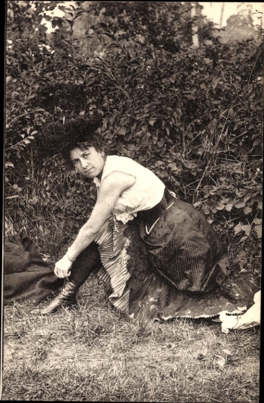 Postcard Parisiennes fin de siècle, woman in underwear, stockings, shoes