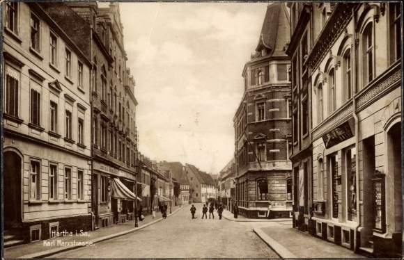 Ak Hartha Mittelsachsen, Karl Marx Straße, Geschäfte, Wohnhäuser, Anwohner