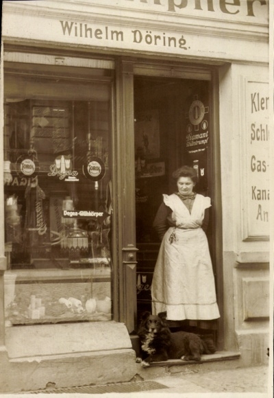 Photo PC Berlin Prenzlauer Berg, Wilhelm Döring plumbing company, Schliemannstraße 46, woman, dog
