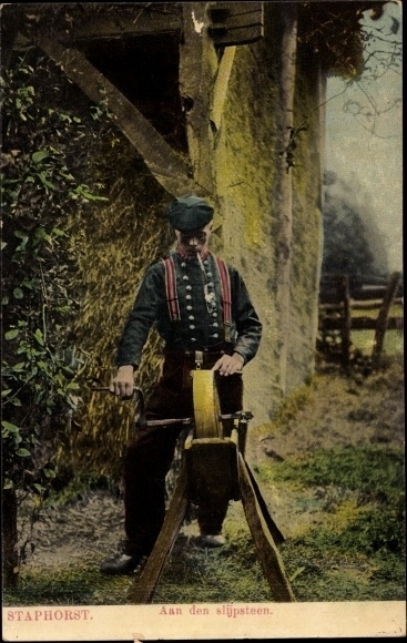 Postcard Staphorst Overijssel Niederlande, An den grindstone