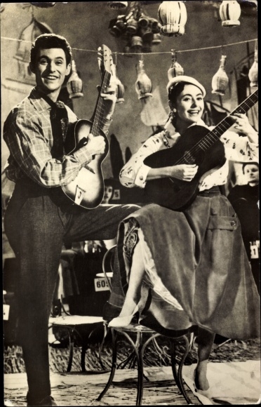 Postcard Actors Caterina Valente and Silvio Francesco, guitars, film scene, Bonjour Kathrin
