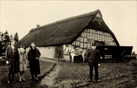 Photo Postcard Wörpedorf Grasberg in Lower Saxony, half-timbered house, residents, wagon