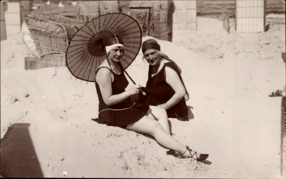 Photo Postcard Ostseebad Zinnowitz on Usedom, women on the beach, parasol, swimwear