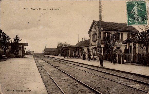 PC Taverny Val d'Oise, train station track side