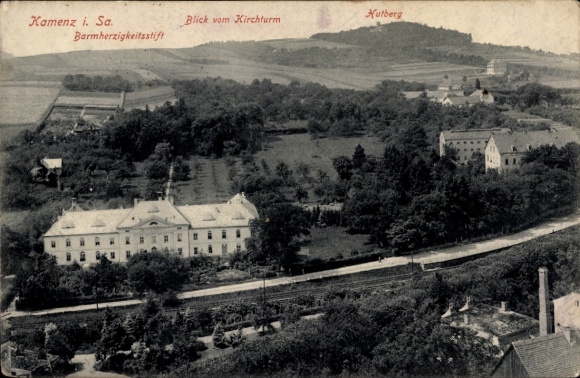 Ak Kamenz in Sachsen, Gesamtansicht, Hutberg, Kirchturm, Barmherzigkeitsstift