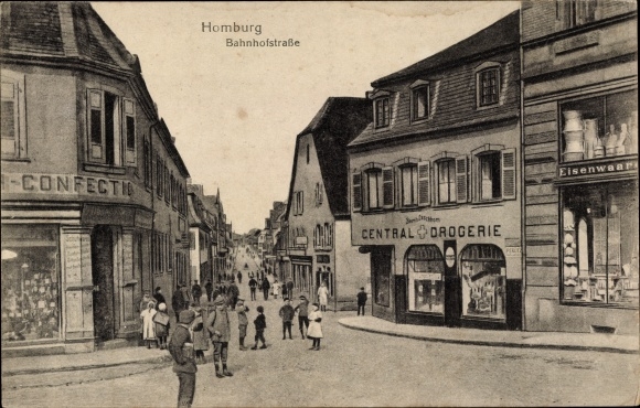 Postcard Homburg in the Palatinate Saarland, Bahnhofstrasse, shops, passers-by, Central drugstore