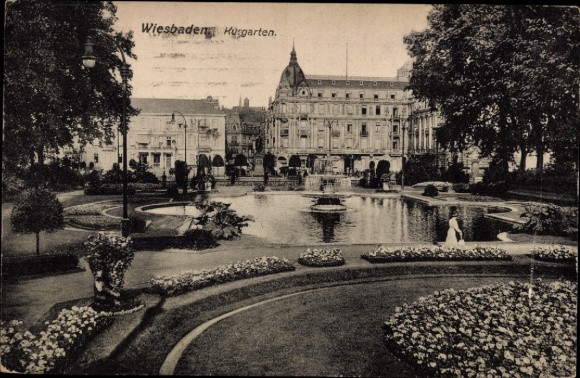 Ak Wiesbaden in Hessen,  Hugsgarten, Parkanlage, Brunnen, Blumenbeete