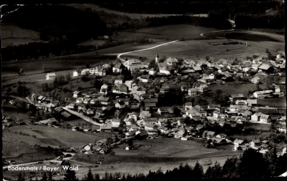 Ak Bodenmais in Niederbayern, Luftaufnahme eines kleinen Dorfes, viele Häuser, grüne Wiesen, W...