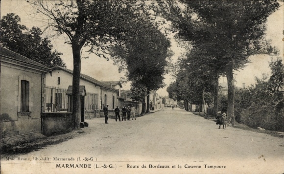 Ak Marmande Lot-et-Garonne, Straße von Bordeaux, Caserne Tampoure, Bäume, Menschen