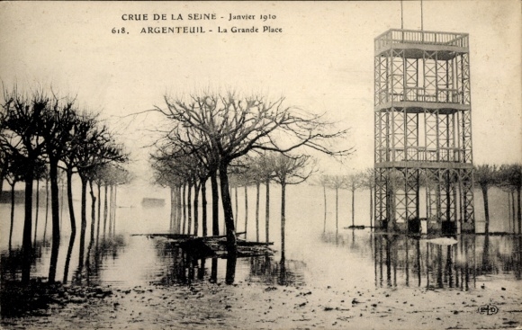 Ak Argenteuil Val d'Oise, Überschwemmung, Januar 1910, La Grande Place, hölzerner Aussichtsturm