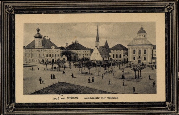 Ak Altötting in Oberbayern, Kapellplatz, Rathaus, Menschen,  , Schwarz-Weiß-Bild