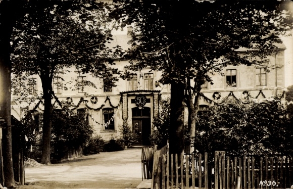 Ak Lichtenberg im Erzgebirge, Haus mit festlicher Dekoration, Bäume, Zaun, Weg