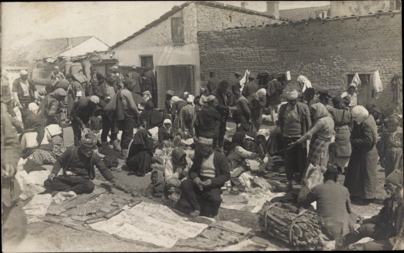 Photo Postcard Skopje Üsküb Macedonia, Tuesday market in town, traders