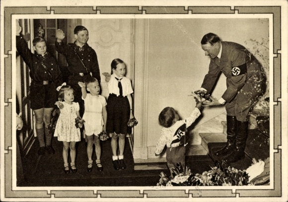 Ganzsachen Ak Kinder begrüßen Adolf Hitler, Blumenstrauß, Propaganda, Hitlerjugend, BDM
