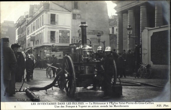 Postcard Paris VII, Saint Pierre du Gros Caillou church, steam pump in use against demonstrators