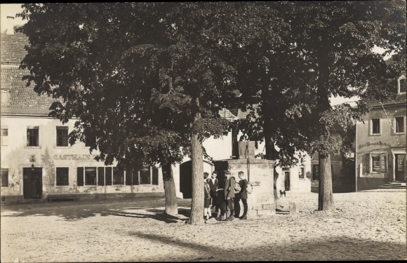 Photo Postcard Strehla on the Elbe Saxony, children in a square, inn