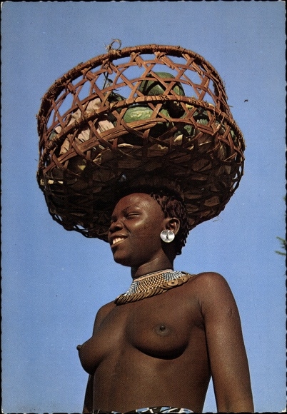 Ak Kenya, Giriama-vrouw, fruitverkoper, mand, ontbloot bovenlijf