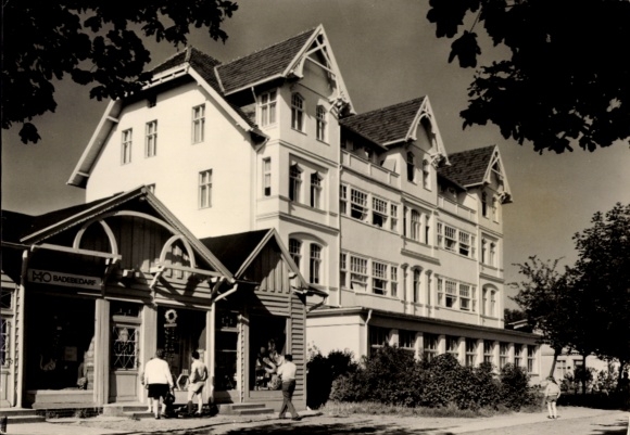Postcard Ostseebad Ahlbeck on Usedom, building of the FDGB recreation home Philipp Müller, people, trees